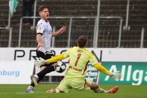 15.11.2025, Fussball, Herren, Regionalliga Südwest, Saison 2025 2026, FC 08 Homburg - SV Sandhausen, Michael Gelt (FC 08 Homburg), Jahn Herrmann (SV Sandhausen) Homburg Waldstadion Saarland Deutschland (DEU) Copyright: xSebastianxBachx