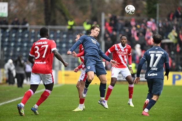 RECORD DATE NOT STATED Luis Müller (9; SV Babelsberg 03) im Luftduell mit King Manu (2; FC Energie Cottbus) um den Ball Luftduell um den Ball Copyright: xSpeedshotx