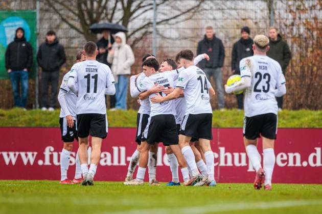 Die Mannschaft von SC Verl jubelt nach Tor zum 1:1 durch Fynn Otto (SC Verl, 34) GER, 1. FC Gievenbeck vs. SC Verl, Fussball, Westfalenpokal, Viertelfinale, Spielzeit 2025 2026, 15.11.2025 DFL Regulations prohibit any use of photographers as image sequences and or quasi-video. GER, 1. FC Gievenbeck vs. SC Verl, Fussball, Westfalenpokal, Viertelfinale, Spielzeit 2025 2026, 15.11.2025 M?nster Copyright: xEibner-Pressefoto JanxRollingerx EP_JSK