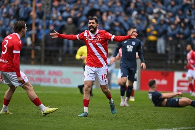 RECORD DATE NOT STATED Tolcay Cigerci (10; FC Energie Cottbus) mit erhobenen Armen in Aktion, während Spieler von SV Babelsberg 03 und FC Energie Cottbus im Zweikampf stehen Spieler mit erhobenen Armen Copyright: xSpeedshotx