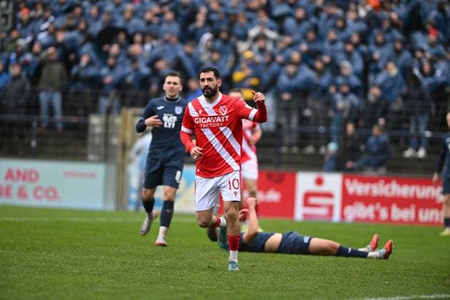 RECORD DATE NOT STATED Tolcay Cigerci (10; FC Energie Cottbus) mit Ball in Aktion, während Nils Schätzle (8; SV Babelsberg 03) verteidigt und ein weiterer Spieler am Boden liegt Spieler in Aktion auf dem Feld Copyright: xSpeedshotx