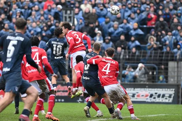 RECORD DATE NOT STATED Tim Campulka (4; FC Energie Cottbus) und Jannis Lang (3; SV Babelsberg 03) im Luftduell um den Ball, unterstützt von weiteren Spielern beider Teams Luftduell um Ball Copyright: xSpeedshotx