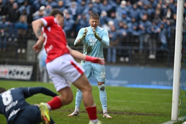 RECORD DATE NOT STATED Yannic Stein (34; SV Babelsberg 03) reagiert konzentriert im Tor, während ein Spieler von FC Energie Cottbus angreift Torwart reagiert im Spiel Copyright: xSpeedshotx