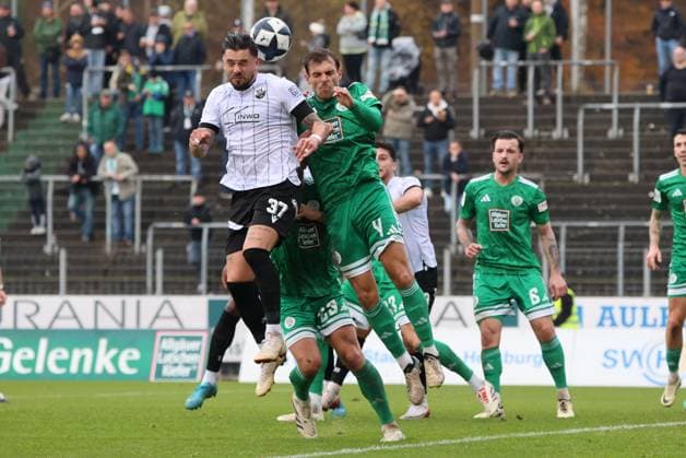 15.11.2025, Fussball, Herren, Regionalliga Südwest, Saison 2025 2026, FC 08 Homburg - SV Sandhausen, Pascal Testroet (SV Sandhausen), Manuel Kober (FC 08 Homburg) Homburg Waldstadion Saarland Deutschland (DEU) Copyright: xSebastianxBachx
