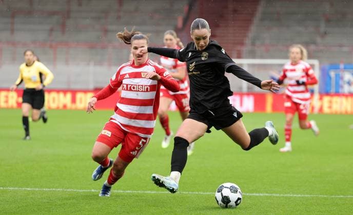 Katja Orschmann, Rieke Tietz am Ball Zweikampf Spielszene Aktion Fußball Fussball DFB Pokal Damen Frauen Achtelfinale Saison 2025 2026 15.11.2025 1.FC Union Berlin vs. FC Carl Zeiss Jena DFL regulations prohibit any use of photographs as image sequences and or quasi-video