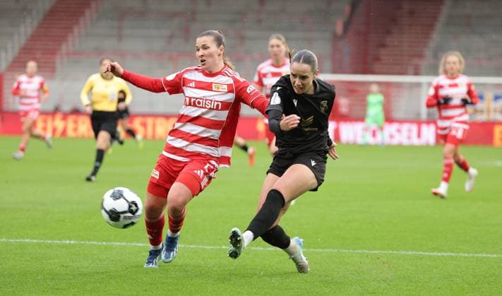 Katja Orschmann, Rieke Tietz am Ball Zweikampf Spielszene Aktion Fußball Fussball DFB Pokal Damen Frauen Achtelfinale Saison 2025 2026 15.11.2025 1.FC Union Berlin vs. FC Carl Zeiss Jena DFL regulations prohibit any use of photographs as image sequences and or quasi-video