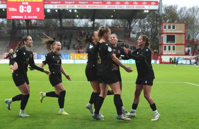 Toma Ihlenburg jubelt nach 0:1 mit Teamkolleginnen Freude Emotion Jubel Fußball Fussball DFB Pokal Damen Frauen Achtelfinale Saison 2025 2026 15.11.2025 1.FC Union Berlin vs. FC Carl Zeiss Jena DFL regulations prohibit any use of photographs as image sequences and or quasi-video