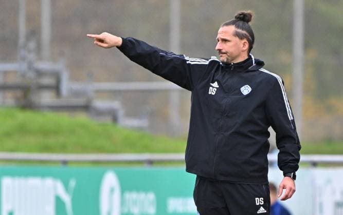 15.11.2025 - Fussball - Saison 2025 2026 - Regionalliga Bayern - 18. Spieltag: SpVgg Greuther Fürth Fuerth II U23 ( Kleeblatt ) - SV Viktoria Aschaffenburg SVA - Mezi - xmexzix - Daniel Soldevilla (Trainer SV Viktoria Aschaffenburg )