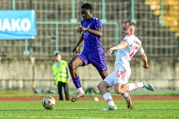 Regionalliga Bayern: Schwaben Augsburg vs 1. FC Nürnberg II, 15.11.2025 Marc Sofdl (TSV Schwaben Augsburg, 27) gegen Leo Eberle (1. FC Nürnberg II, 13) , Augsburg, 14.11.2025 - 18. Spieltag der Regionalliga Bayern, Schwaben Augsburg vs 1. FC Nürnberg II, Augsburg Rosenaustadion Copyright: xBEAUTIFULxSPORTS Märklx