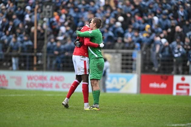 RECORD DATE NOT STATED Alexander Sebald (1; FC Energie Cottbus) umarmt einen Spieler von SV Babelsberg 03 nach dem Spiel im Karl-Liebknecht-Stadion Spieler umarmen sich Copyright: xSpeedshotx