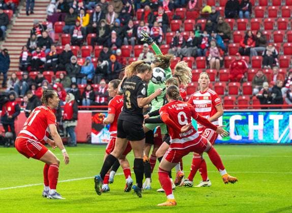 Fußball, Frauen, Saison 2025 2026, DFB-Pokal (Achtelfinale), 1. FC Union Berlin - FC Carl Zeiss Jena, v. l. Toma Ihlenburg (3 FC Carl Zeiss Jena) erzielt das Tor zum 0:1 gegen Torfrau Nadine Böhi (1. Frauen 1. FC Union), 15.11. 2025, Copyright: xMatthiasxKochx