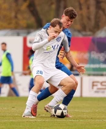 15.11.2025, Deutschland, Freiberg, Fussball Regionalliga Südwest, SGV Freiberg vs. FC Bayern Alzenau, v.l. Sen Timucin (FC), Tim Niklas Pietzsch (SGV)