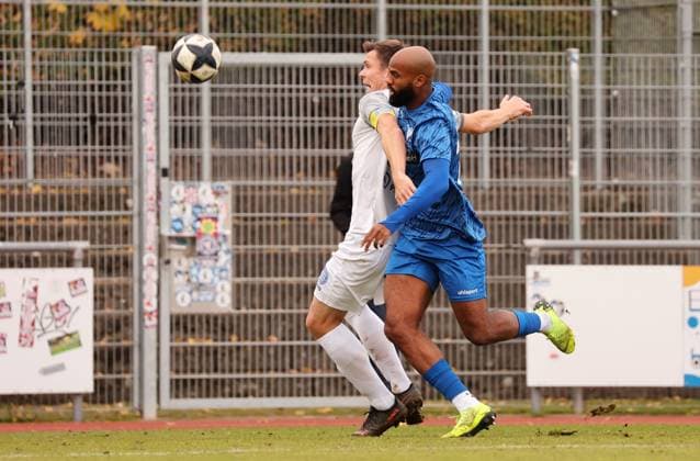 15.11.2025, Deutschland, Freiberg, Fussball Regionalliga Südwest, SGV Freiberg vs. FC Bayern Alzenau, v.l. Marcel Wilke (FC), Meghon Valpoort (SGV)