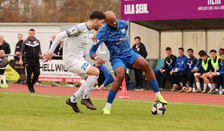 15.11.2025, Deutschland, Freiberg, Fussball Regionalliga Südwest, SGV Freiberg vs. FC Bayern Alzenau, v.l. Ivan Samardzic (FC), Meghon Valpoort (SGV)