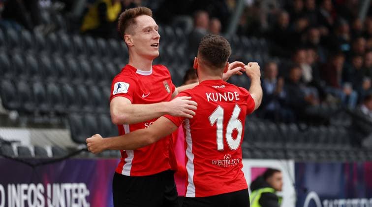 BAU 15.11.2025 Aspach Fußball Sonnenhof Großaspach vs. Stuttgarter Kickers , v.l. Torschütze Laris Maier und Marius Kunde (Großaspach) freuen sich über das Tor zum 2:1