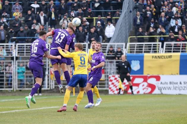 Fußball Sachsenpokal, 1. FC Lok Leipzig - FC Erzgebirge Aue; 15.11.2025 Erik Majetschak (13, Erzgebirge Aue) klärt per Kopf. Fußball, Wernesgrüner Sachsenpokal 2025 2026, Achtelfinale: 1. FC Lok Leipzig vs. FC Erzgebirge Aue am 15.11.2025 im Bruno-Plache-Stadion, Leipzig. Copyright: xBEAUTIFULxSPORTS JanxKaeferx