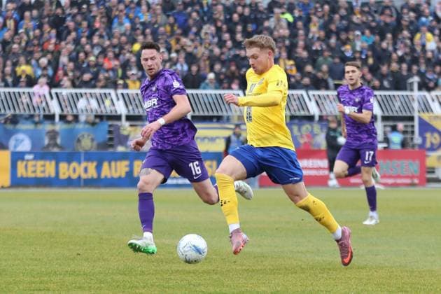 Fußball Sachsenpokal, 1. FC Lok Leipzig - FC Erzgebirge Aue; 15.11.2025 Stefan Maderer (9, Lok Leipzig) vor Ryan Malone (16, Erzgebirge Aue) am Ball. Fußball, Wernesgrüner Sachsenpokal 2025 2026, Achtelfinale: 1. FC Lok Leipzig vs. FC Erzgebirge Aue am 15.11.2025 im Bruno-Plache-Stadion, Leipzig. Copyright: xBEAUTIFULxSPORTS JanxKaeferx