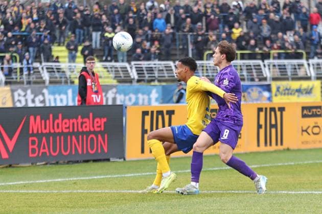 Fußball Sachsenpokal, 1. FC Lok Leipzig - FC Erzgebirge Aue; 15.11.2025 Ayodele Adetula (11, Lok Leipzig) vor Mika Clausen (8, Erzgebirge Aue). Fußball, Wernesgrüner Sachsenpokal 2025 2026, Achtelfinale: 1. FC Lok Leipzig vs. FC Erzgebirge Aue am 15.11.2025 im Bruno-Plache-Stadion, Leipzig. Copyright: xBEAUTIFULxSPORTS JanxKaeferx