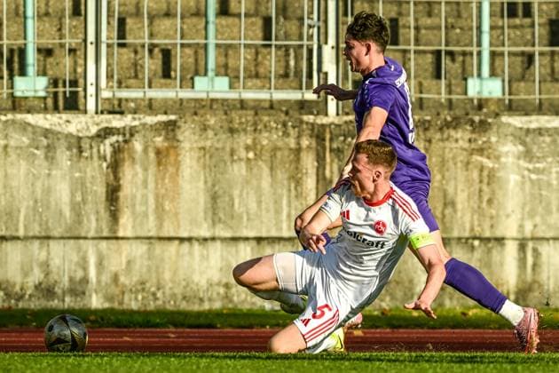 Regionalliga Bayern: Schwaben Augsburg vs 1. FC Nürnberg II, 15.11.2025 Fabian Menig (1. FC Nürnberg II, 5) gegen Mark Radoki (TSV Schwaben Augsburg, 19) , Augsburg, 14.11.2025 - 18. Spieltag der Regionalliga Bayern, Schwaben Augsburg vs 1. FC Nürnberg II, Augsburg Rosenaustadion Copyright: xBEAUTIFULxSPORTS Märklx