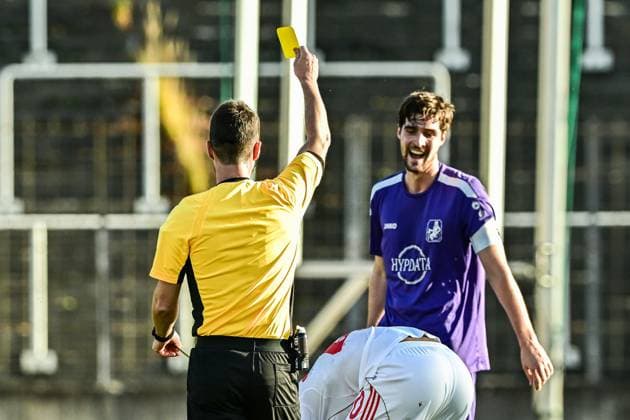 Regionalliga Bayern: Schwaben Augsburg vs 1. FC Nürnberg II, 15.11.2025 Schiedsrichter Andreas Dinger gibt gelb gegen Benedikt Krug (TSV Schwaben Augsburg, 22) , Augsburg, 14.11.2025 - 18. Spieltag der Regionalliga Bayern, Schwaben Augsburg vs 1. FC Nürnberg II, Augsburg Rosenaustadion Copyright: xBEAUTIFULxSPORTS Märklx