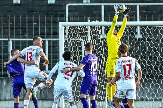 Regionalliga Bayern: Schwaben Augsburg vs 1. FC Nürnberg II, 15.11.2025 Iason Drobny (TSV Schwaben Augsburg, 1) sicher im Strafraum. Keine Gefahr für Augsburg , Augsburg, 14.11.2025 - 18. Spieltag der Regionalliga Bayern, Schwaben Augsburg vs 1. FC Nürnberg II, Augsburg Rosenaustadion Copyright: xBEAUTIFULxSPORTS Märklx