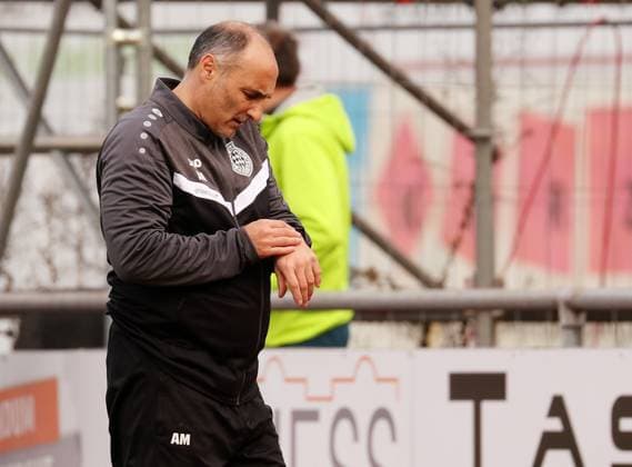 15.11.2025, Deutschland, Freiberg, Fussball Regionalliga Südwest, SGV Freiberg vs. FC Bayern Alzenau, FC Trainer Angelo Moro