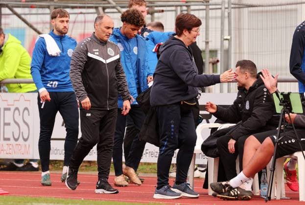 15.11.2025, Deutschland, Freiberg, Fussball Regionalliga Südwest, SGV Freiberg vs. FC Bayern Alzenau, FC Trainer Angelo Moro