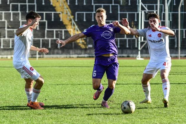 Regionalliga Bayern: Schwaben Augsburg vs 1. FC Nürnberg II, 15.11.2025 Matthias Ostzrolek (TSV Schwaben Augsburg, 6) gegen Ion Ciobanu (1. FC Nürnberg II, 46) , Augsburg, 14.11.2025 - 18. Spieltag der Regionalliga Bayern, Schwaben Augsburg vs 1. FC Nürnberg II, Augsburg Rosenaustadion Copyright: xBEAUTIFULxSPORTS Märklx