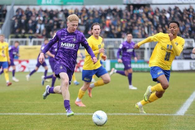 Fußball Sachsenpokal, 1. FC Lok Leipzig - FC Erzgebirge Aue; 15.11.2025 Erik Weinhauer (7, Erzgebirge Aue). Fußball, Wernesgrüner Sachsenpokal 2025 2026, Achtelfinale: 1. FC Lok Leipzig vs. FC Erzgebirge Aue am 15.11.2025 im Bruno-Plache-Stadion, Leipzig. Copyright: xBEAUTIFULxSPORTS JanxKaeferx