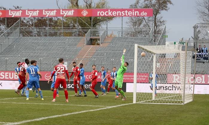15.11.2025, xfsx, Herren, Fussball, Saison 2025 2026, Regionalliga Bayern, 18. Spieltag: FC Wuerzburger Kickers - FV Illertissen v.li.: Tarsis Bonga (FC Wuerzburger Kickers) erzielt das Tor zum 1:0, scores the goal 1:0, Malwin Zok (FV Illertissen) Wuerzburg AKON ARENA Bayern Deutschland