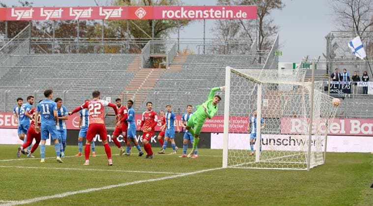 15.11.2025, xfsx, Herren, Fussball, Saison 2025 2026, Regionalliga Bayern, 18. Spieltag: FC Wuerzburger Kickers - FV Illertissen v.li.: Tarsis Bonga (FC Wuerzburger Kickers) erzielt das Tor zum 1:0, scores the goal 1:0, Malwin Zok (FV Illertissen) Wuerzburg AKON ARENA Bayern Deutschland