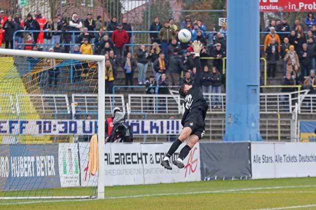 Fußball Sachsenpokal, 1. FC Lok Leipzig - FC Erzgebirge Aue; 15.11.2025 Torwart Louis Lord (22, Erzgebirge Aue) mit einer Flug-Parade. Fußball, Wernesgrüner Sachsenpokal 2025 2026, Achtelfinale: 1. FC Lok Leipzig vs. FC Erzgebirge Aue am 15.11.2025 im Bruno-Plache-Stadion, Leipzig. Copyright: xBEAUTIFULxSPORTS JanxKaeferx