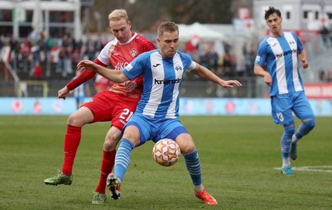 15.11.2025, xfsx, Herren, Fussball, Saison 2025 2026, Regionalliga Bayern, 18. Spieltag: FC Wuerzburger Kickers - FV Illertissen v.li.: Luke Hemmerich (FC Wuerzburger Kickers), Max Zeller (FV Illertissen) Wuerzburg AKON ARENA Bayern Deutschland