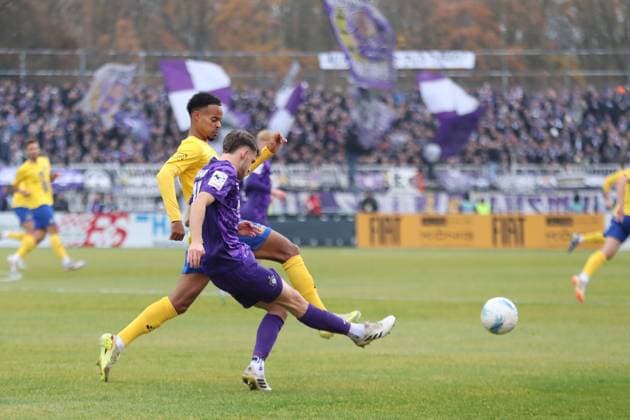Fußball Sachsenpokal, 1. FC Lok Leipzig - FC Erzgebirge Aue; 15.11.2025 Ayodele Adetula (11, Lok Leipzig) gegen Pascal Fallmann (17, Erzgebirge Aue). Fußball, Wernesgrüner Sachsenpokal 2025 2026, Achtelfinale: 1. FC Lok Leipzig vs. FC Erzgebirge Aue am 15.11.2025 im Bruno-Plache-Stadion, Leipzig. Copyright: xBEAUTIFULxSPORTS JanxKaeferx