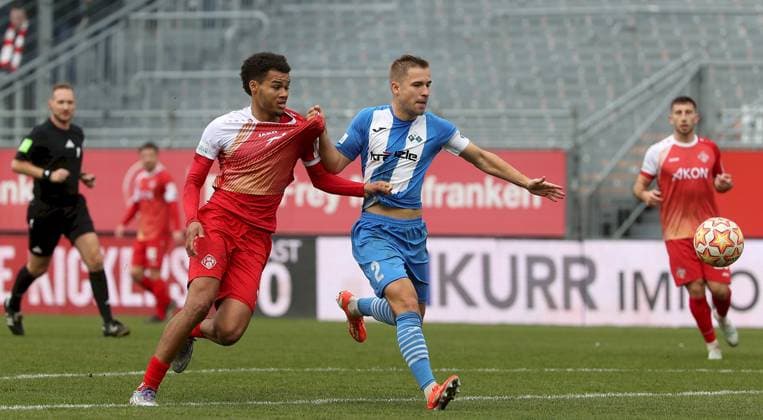 15.11.2025, xfsx, Herren, Fussball, Saison 2025 2026, Regionalliga Bayern, 18. Spieltag: FC Wuerzburger Kickers - FV Illertissen v.li.: Jermain Nischalke (FC Wuerzburger Kickers), Max Zeller (FV Illertissen) Wuerzburg AKON ARENA Bayern Deutschland