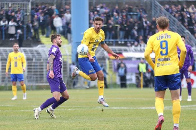 Fußball Sachsenpokal, 1. FC Lok Leipzig - FC Erzgebirge Aue; 15.11.2025 Farid Abderrahmane (8, Lok Leipzig in der Luft) gegen Eric Uhlmann (11, Erzgebirge Aue). Fußball, Wernesgrüner Sachsenpokal 2025 2026, Achtelfinale: 1. FC Lok Leipzig vs. FC Erzgebirge Aue am 15.11.2025 im Bruno-Plache-Stadion, Leipzig. Copyright: xBEAUTIFULxSPORTS JanxKaeferx