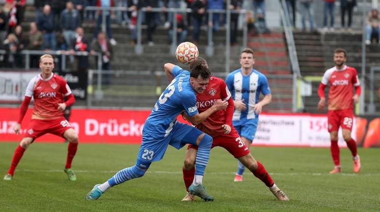 15.11.2025, xfsx, Herren, Fussball, Saison 2025 2026, Regionalliga Bayern, 18. Spieltag: FC Wuerzburger Kickers - FV Illertissen v.li.: Eduard Heckmann (FV Illertissen), Tim Kraus (FC Wuerzburger Kickers) Wuerzburg AKON ARENA Bayern Deutschland
