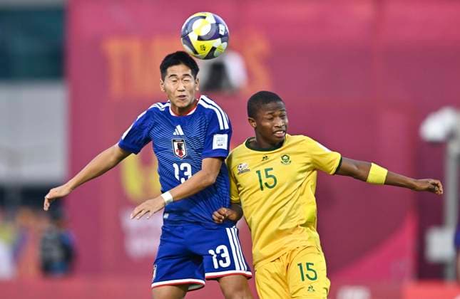 Japan v South Africa: Round of 32- FIFA U-17 World Cup Qatar 2025 Daigo Hirashima of Japan and Neo Bohloko of South Africa in action during the FIFA U-17 World Cup Qatar 2025 Round of 32 match between Japan and South Africa in Doha, Qatar, on November 15, 2025. DOHA Qatar Copyright: xNOUSHADxTHEKKAYILx