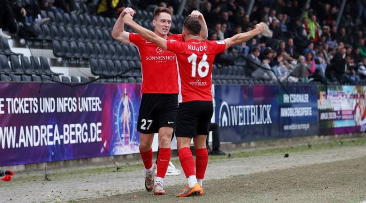 BAU 15.11.2025 Aspach Fußball Sonnenhof Großaspach vs. Stuttgarter Kickers , v.l. Torschütze Laris Maier und Marius Kunde (Großaspach) freuen sich über das Tor zum 2:1