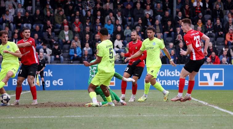 BAU 15.11.2025 Aspach Fußball Sonnenhof Großaspach vs. Stuttgarter Kickers , Torschütze Loris Maier (Großaspach, rechts) macht das Tor zum 2:1