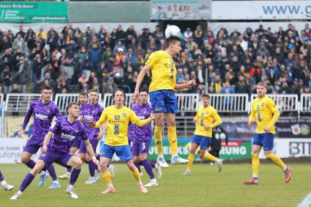 Fußball Sachsenpokal, 1. FC Lok Leipzig - FC Erzgebirge Aue; 15.11.2025 Alexander Siebeck (14, Lok Leipzig) bringt den Ball per Kopf vors Tor. Fußball, Wernesgrüner Sachsenpokal 2025 2026, Achtelfinale: 1. FC Lok Leipzig vs. FC Erzgebirge Aue am 15.11.2025 im Bruno-Plache-Stadion, Leipzig. Copyright: xBEAUTIFULxSPORTS JanxKaeferx