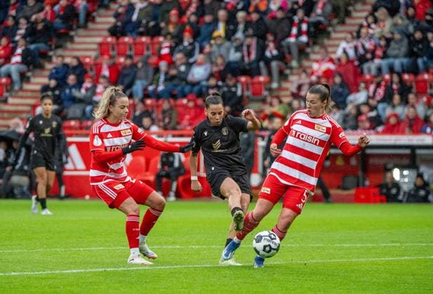 Fußball, Frauen, Saison 2025 2026, DFB-Pokal (Achtelfinale), 1. FC Union Berlin - FC Carl Zeiss Jena, v. l. Jenny Hipp (1. Frauen 1. FC Union), Noemi Gentile (FC Carl Zeiss Jena), Katja Orschmann (1. Frauen 1. FC Union), 15.11. 2025, Copyright: xMatthiasxKochx