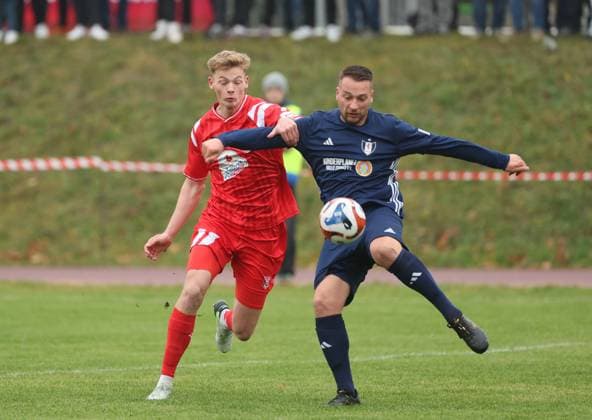 151125 Halle Saale Sachsen Anhalt Leuna Chemie Stadion Fußball Hallescher FC Halle HFC Regionalliga Nordost 4. Liga Männer Saison 2025 2026 Landespokal Turbine Halle -HFC Marc Hesse ( Turbine Halle ) Lucas Ehrlich (Hallescher FC)
