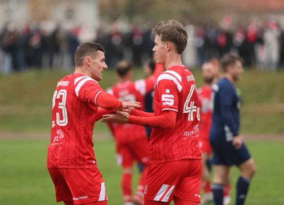 151125 Halle Saale Sachsen Anhalt Leuna Chemie Stadion Fußball Hallescher FC Halle HFC Regionalliga Nordost 4. Liga Männer Saison 2025 2026 Landespokal Turbine Halle -HFC tordas 0:1 durch Julien Damelang (Hallescher FC) Jubel Marius Hauptmann (Hallescher FC)