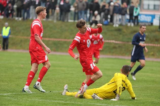 151125 Halle Saale Sachsen Anhalt Leuna Chemie Stadion Fußball Hallescher FC Halle HFC Regionalliga Nordost 4. Liga Männer Saison 2025 2026 Landespokal Turbine Halle -HFC tordas 0:1 durch Julien Damelang (Hallescher FC) Torwart Elias Gericke ( Turbine Halle )