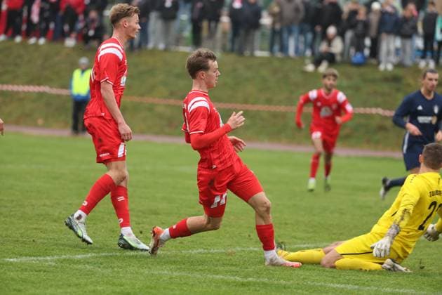151125 Halle Saale Sachsen Anhalt Leuna Chemie Stadion Fußball Hallescher FC Halle HFC Regionalliga Nordost 4. Liga Männer Saison 2025 2026 Landespokal Turbine Halle -HFC tordas 0:1 durch Julien Damelang (Hallescher FC) Torwart Elias Gericke ( Turbine Halle )