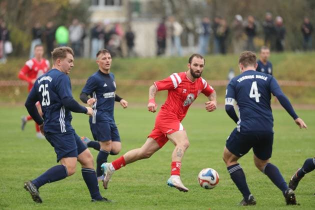151125 Halle Saale Sachsen Anhalt Leuna Chemie Stadion Fußball Hallescher FC Halle HFC Regionalliga Nordost 4. Liga Männer Saison 2025 2026 Landespokal Turbine Halle -HFC Fatlum Elezi (Hallescher FC) Johann Kowalewicz ( Turbine Halle ) Eric Gröger ( Turbine Halle )