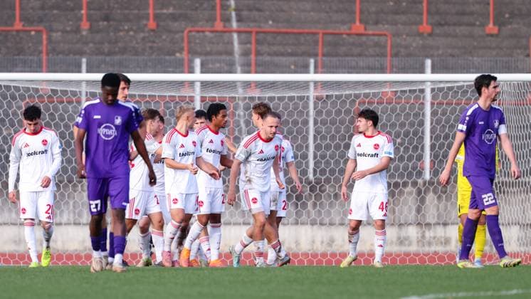 Team (1.FC Nürnberg II) Tor zum 0 : 1 beim Spiel zwischen TSV Schwaben Augsburg v 1.FC Nürnberg II, Fußball, Herren, Regionalliga Bayern, 2025 2026, 18.Spieltag am 15.11.2025 in Augsburg, Rosenaustadion. Bayern Deutschland
