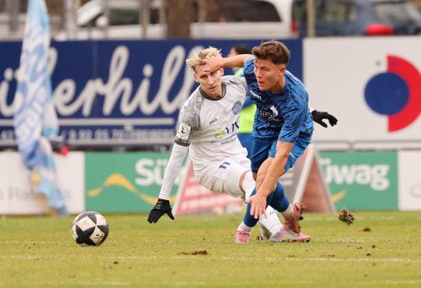15.11.2025, Deutschland, Freiberg, Fussball Regionalliga Südwest, SGV Freiberg vs. FC Bayern Alzenau, v.l. Maximilian Brauburger (FC), Tim Niklas Pietzsch (SGV)