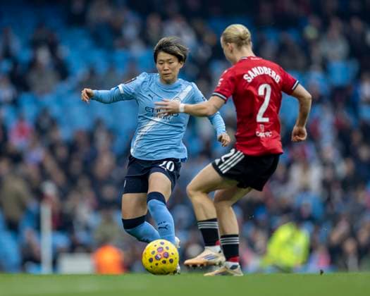 15th November 2025; Etihad Stadium, Manchester, England; Womens Super League Football, Manchester City versus Manchester United, ManU Aoba Fujino of Manchester City Women under pressure from Anna Sandberg of Manchester United Women  TimxWilliams
